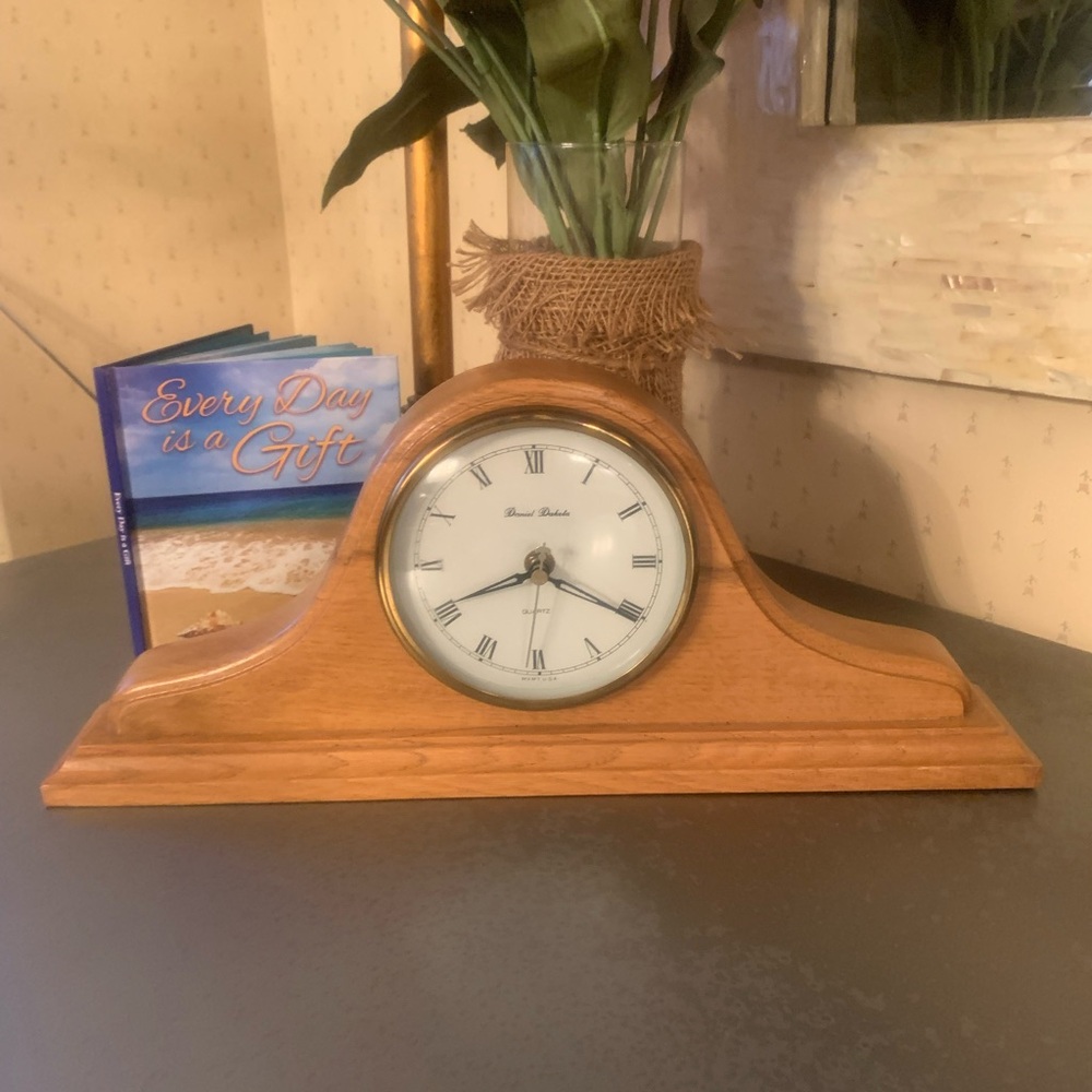 Daniel Dakota, Mantle or Desk clock, QUARTZ movement. GREAT WORKING CONDITION.